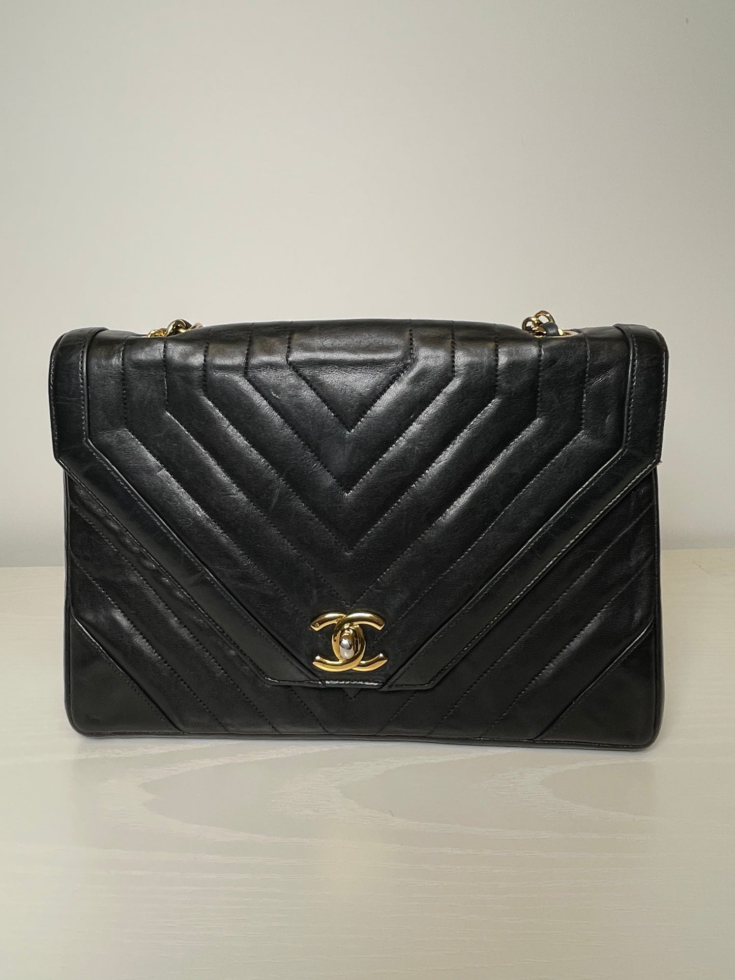 VINTAGE CHANEL CHEVRON SHOULDER BAG
