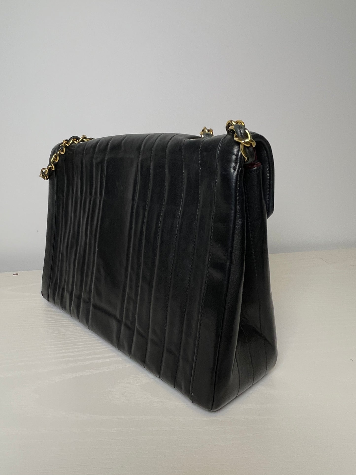 VINTAGE CHANEL CHEVRON SHOULDER BAG