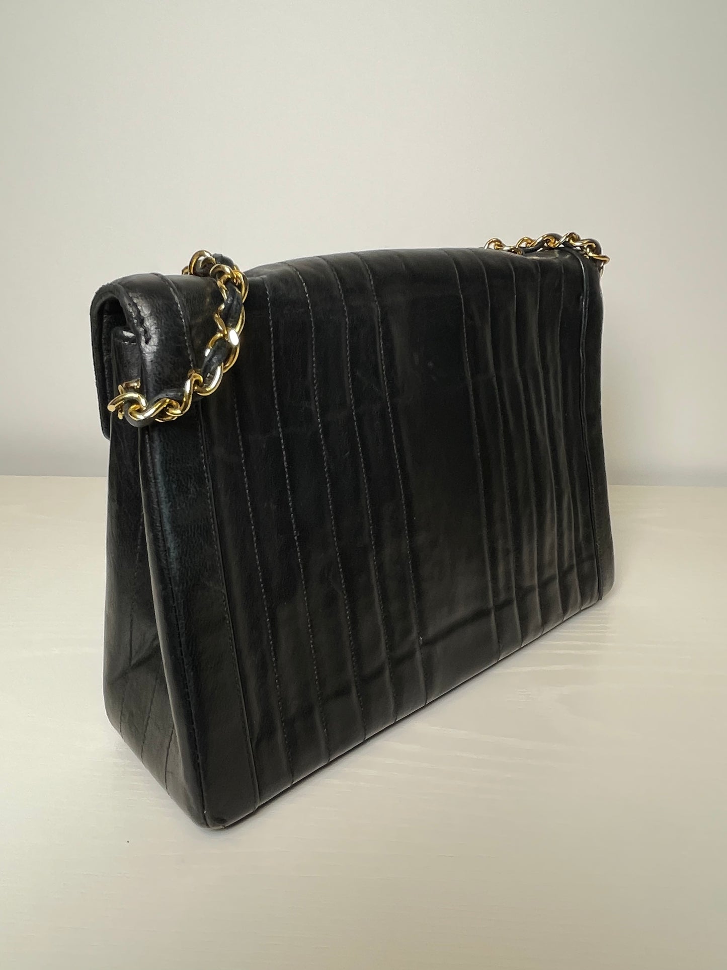 VINTAGE CHANEL CHEVRON SHOULDER BAG