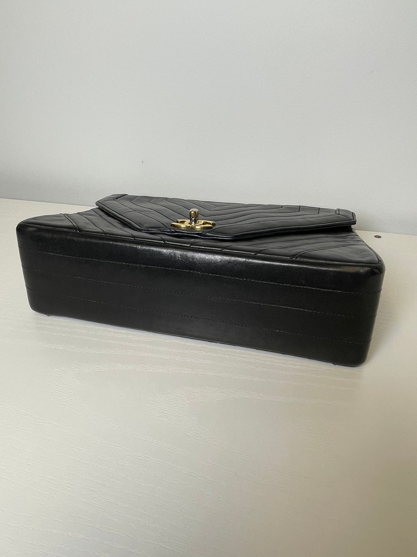 VINTAGE CHANEL CHEVRON SHOULDER BAG