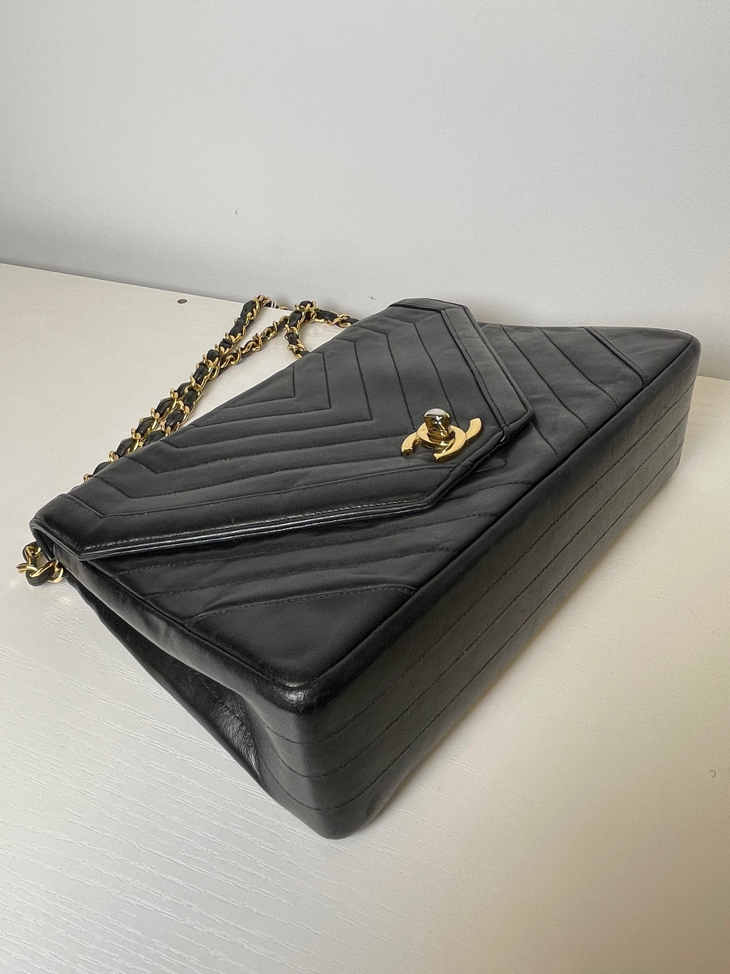 VINTAGE CHANEL CHEVRON SHOULDER BAG