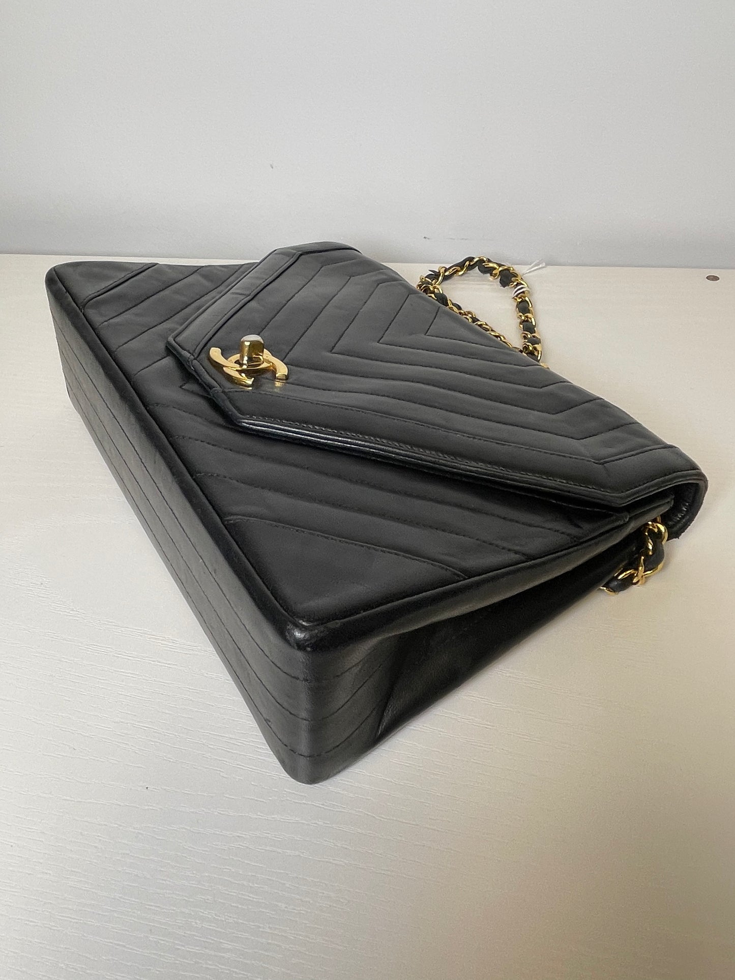 VINTAGE CHANEL CHEVRON SHOULDER BAG