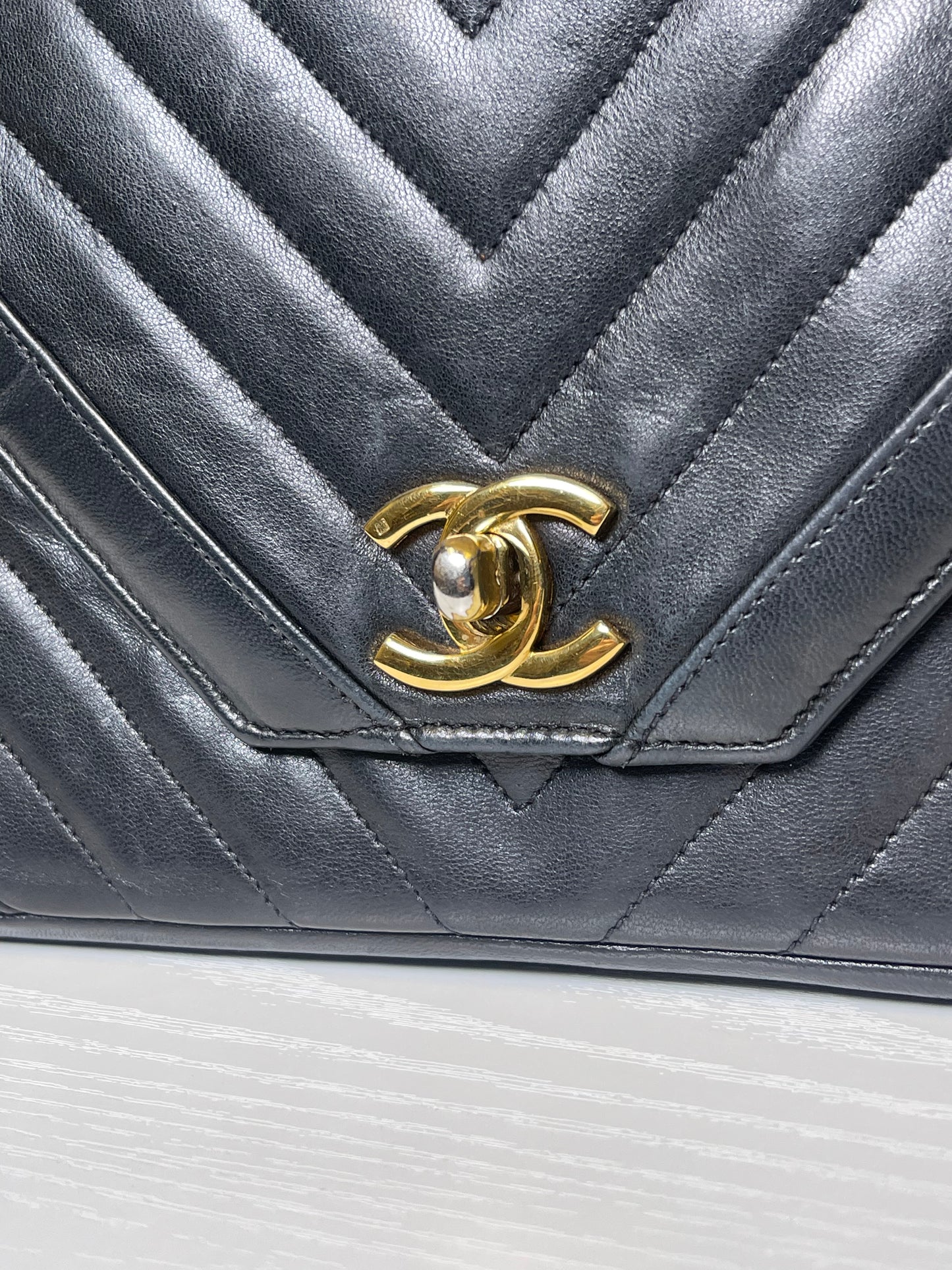 VINTAGE CHANEL CHEVRON SHOULDER BAG