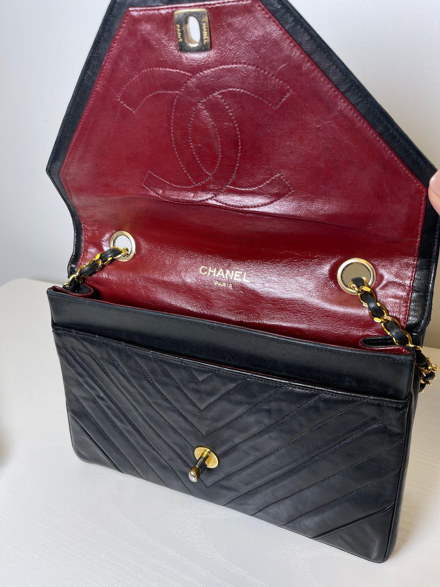 VINTAGE CHANEL CHEVRON SHOULDER BAG