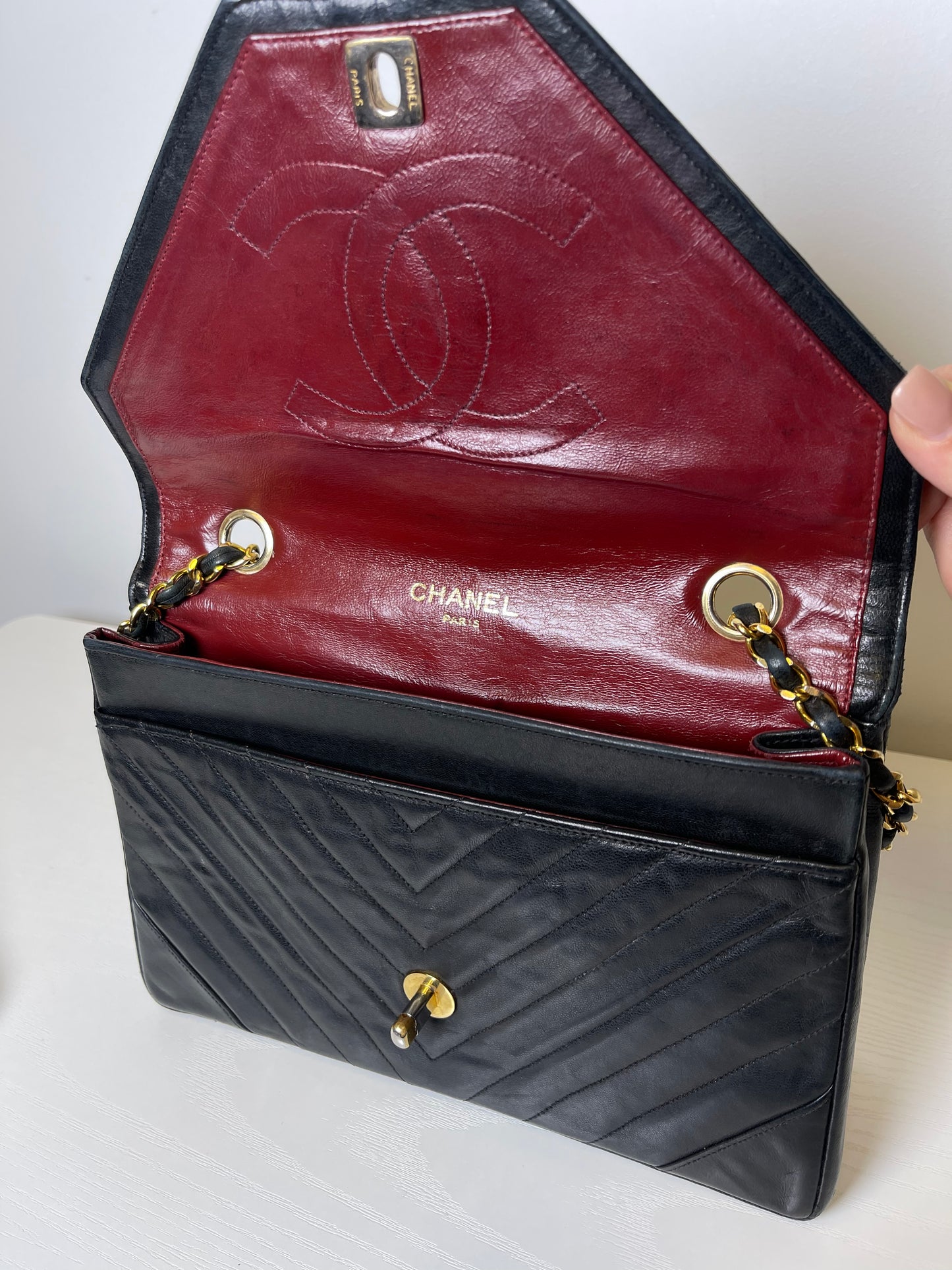 VINTAGE CHANEL CHEVRON SHOULDER BAG