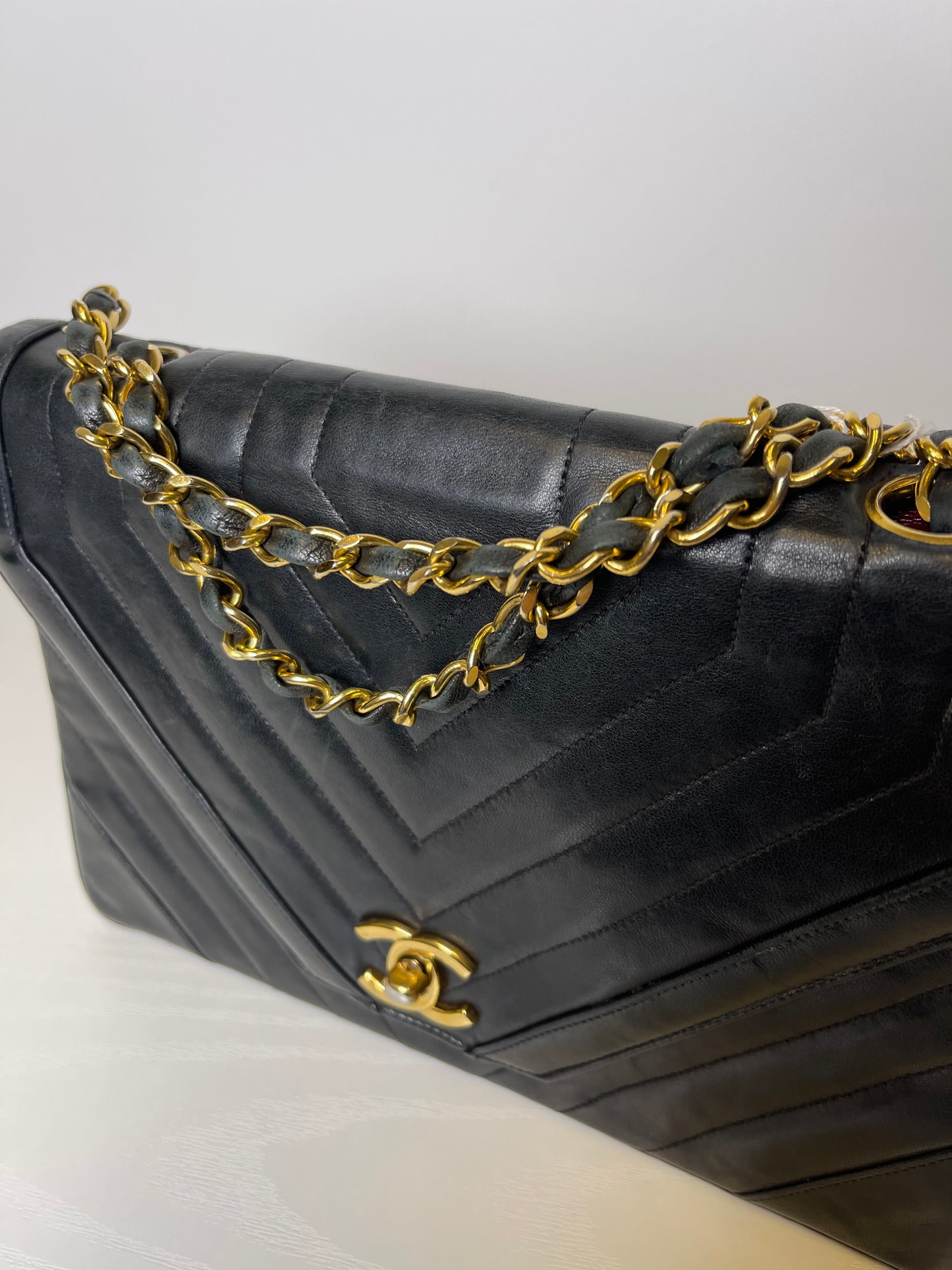 VINTAGE CHANEL CHEVRON SHOULDER BAG