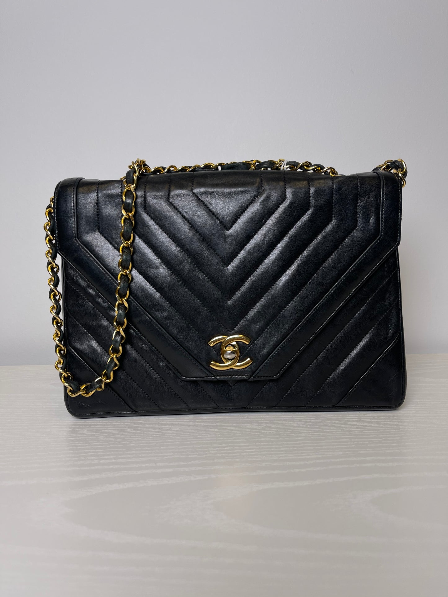 VINTAGE CHANEL CHEVRON SHOULDER BAG